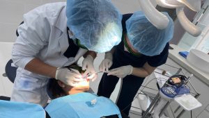 Laser giúp giảm thiểu cảm giác đau đớn trong quá trình thực hiện, vì nó làm đông các mạch máu và tế bào, giảm sự tổn thương đến mô xung quanh. Điều này giúp bệnh nhân cảm thấy thoải mái hơn trong và sau khi thực hiện.