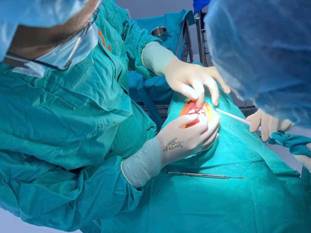 Trong các thủ thuật nha khoa như nhổ răng, cấy ghép implant, điều trị tủy răng, cần đảm bảo các bước vô trùng từ việc chuẩn bị dụng cụ đến quy trình thực hiện. 