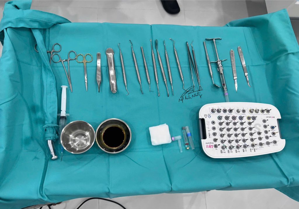 Trong các thủ thuật nha khoa như nhổ răng, cấy ghép implant, điều trị tủy răng, cần đảm bảo các bước vô trùng từ việc chuẩn bị dụng cụ đến quy trình thực hiện. Các dụng cụ cần được bảo quản trong môi trường vô trùng cho đến khi sử dụng.
