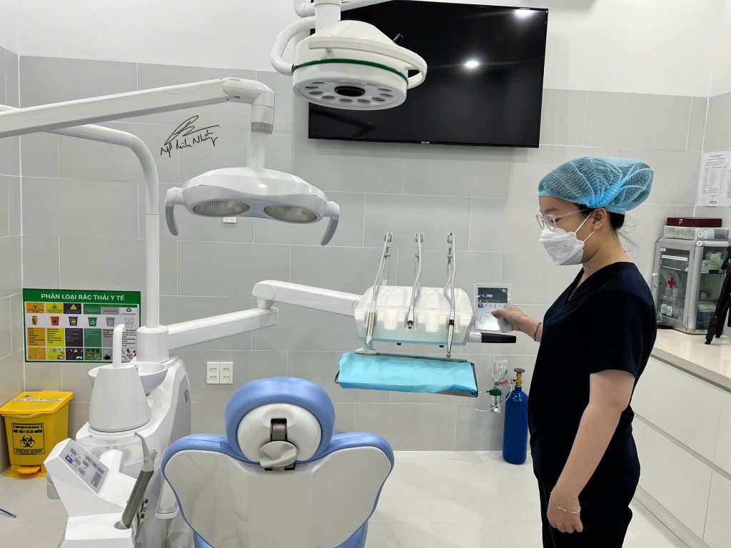 Việc giám sát quy trình vô trùng và đào tạo nhân viên nha khoa là rất quan trọng. Các nhân viên cần được huấn luyện định kỳ về các tiêu chuẩn vô trùng và các biện pháp phòng ngừa nhiễm trùng.