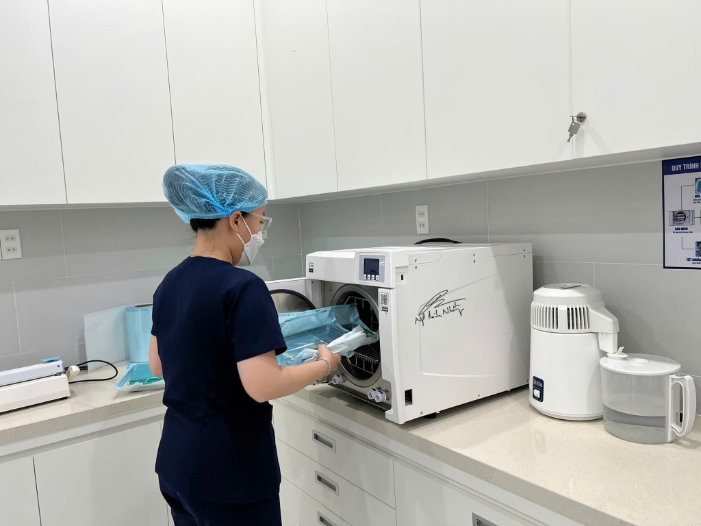 Mục tiêu chính của việc duy trì vô trùng trong nha khoa là ngăn ngừa sự truyền nhiễm các vi khuẩn, virus hoặc nấm giữa bệnh nhân và nhân viên y tế, cũng như giữa các bệnh nhân với nhau. 